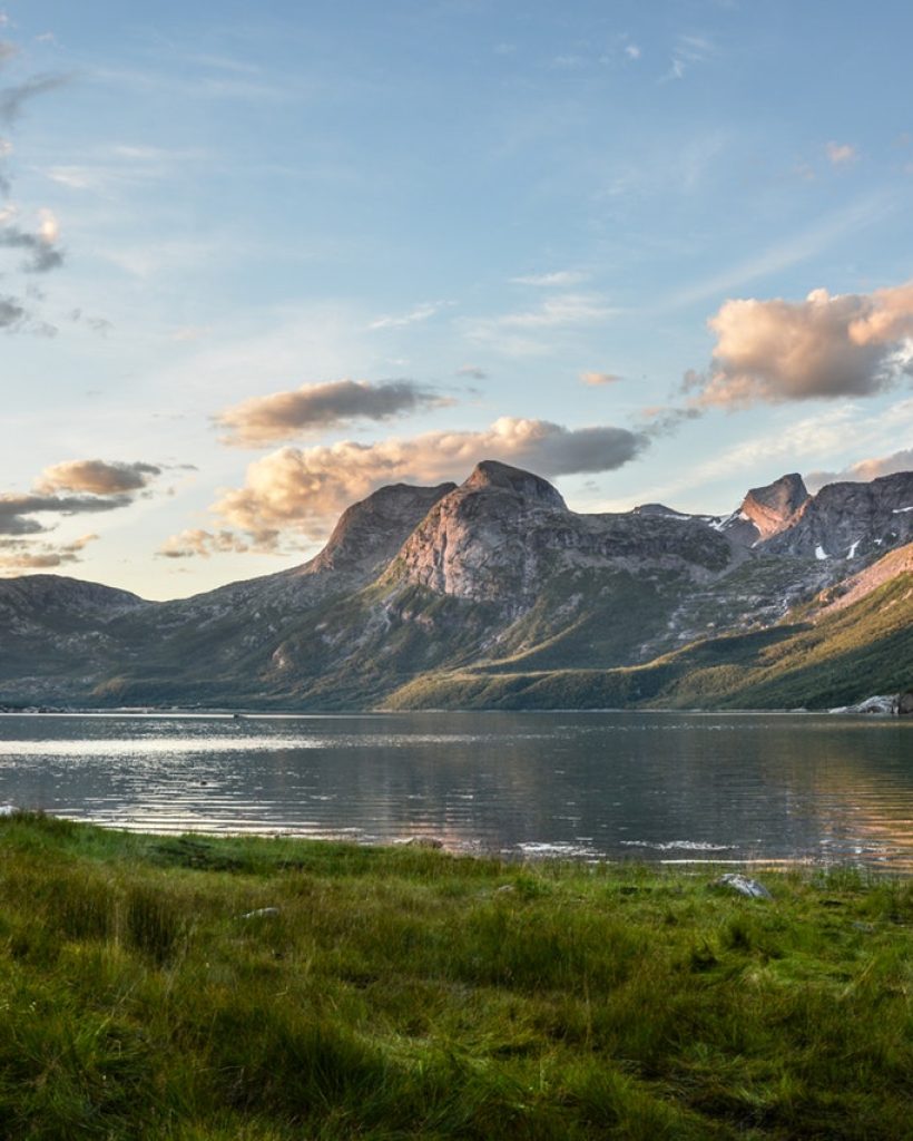 mountain-and-lake-at-sunset-135157